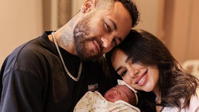 Neymar y Bruna Biancardi con su hija, Mavie.