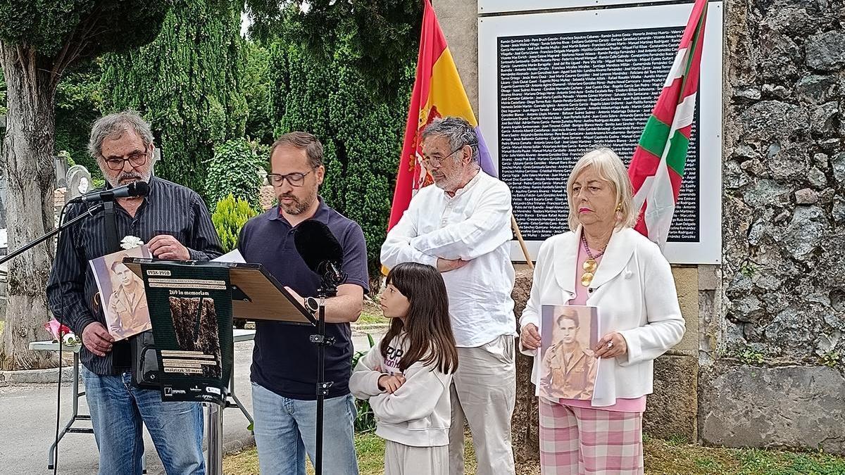 La familia Sariego de Asturias acudió a Gernika-Lumo para participar en el homenaje