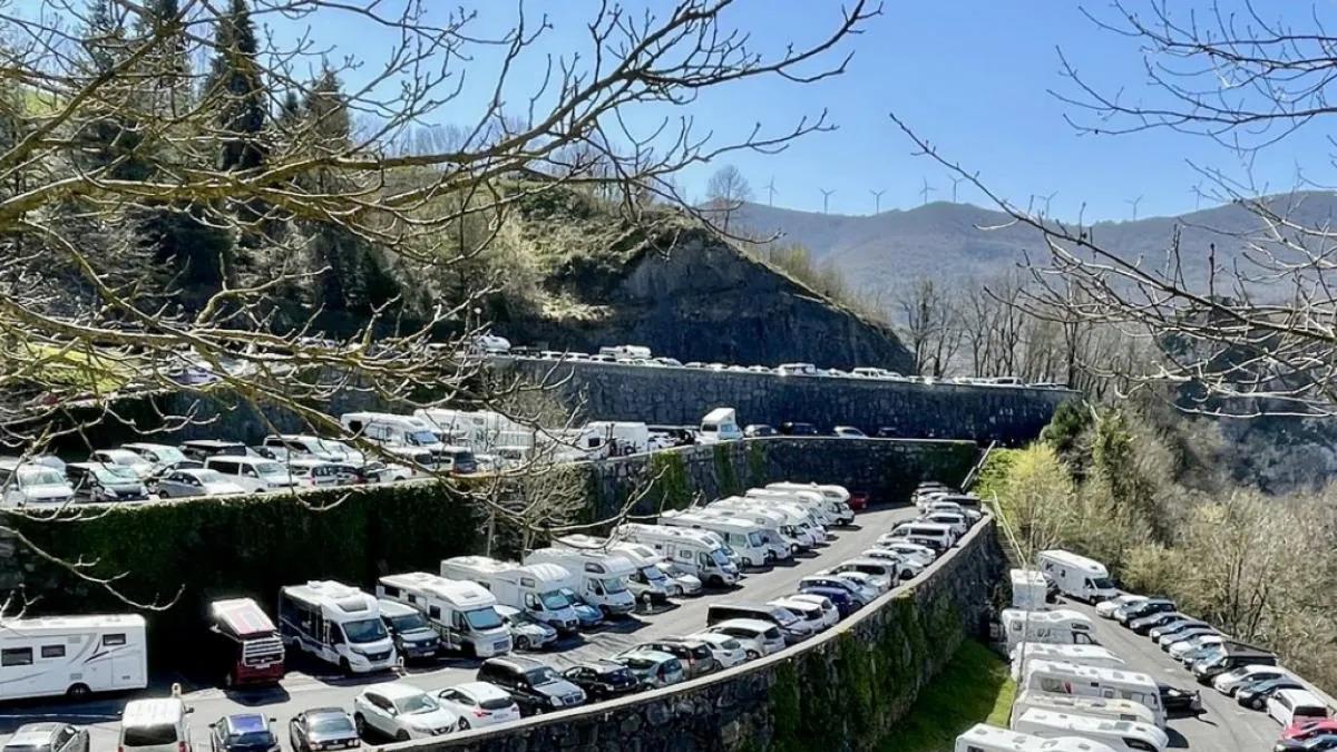 El aparcamiento escalonado de Arantzazu en una jornada repleta de vehículos. Dispondrá de 60 plazas para autocaravanas.