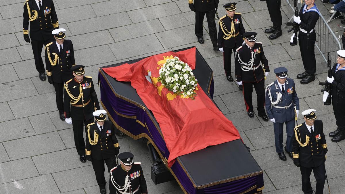 La reina Sonia colocó una rosa roja sobre el ataúd de Harald V.