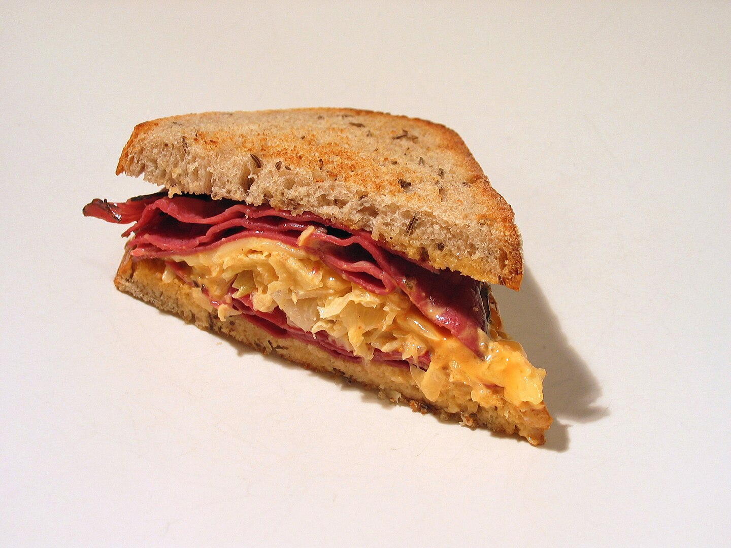 Un sándwich Reuben. Un sándwich Reuben.