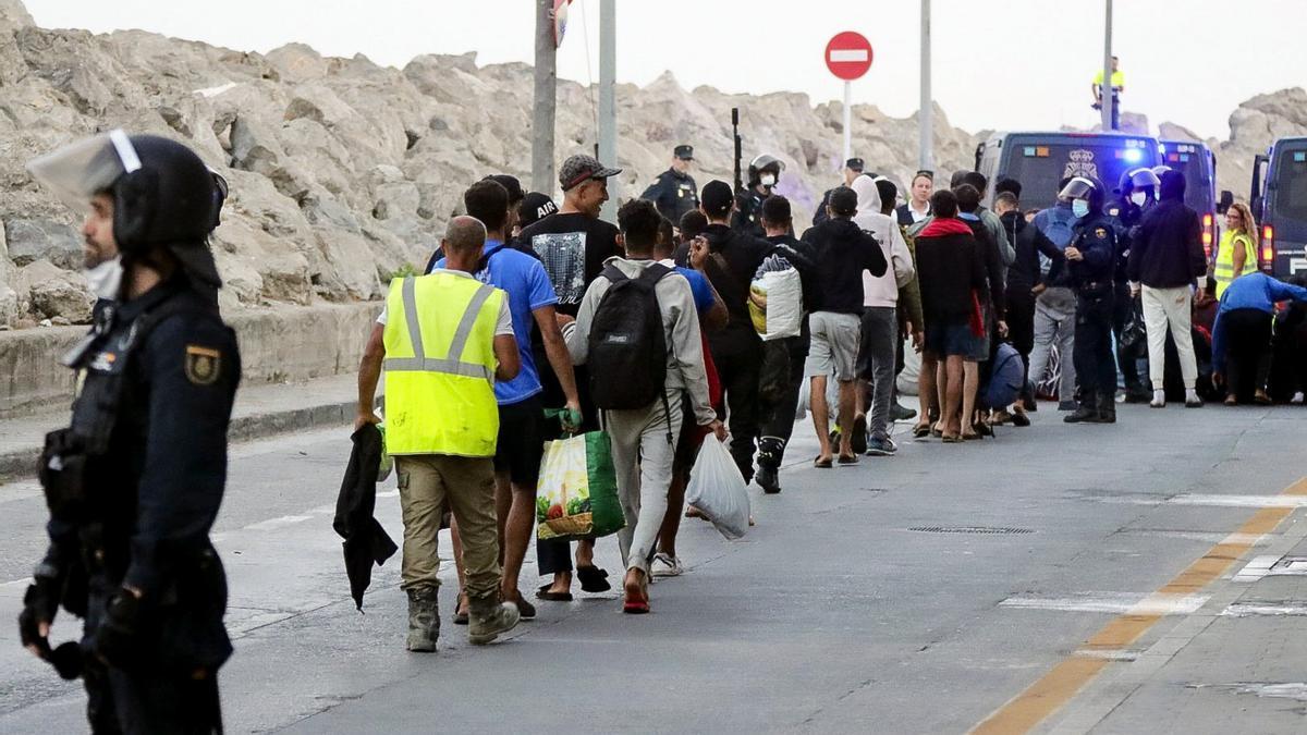 En imágenes: Tensión en el traslado de los inmigrantes de las playas del Trampolín y Benítez al dispositivo del Puerto de Ceuta