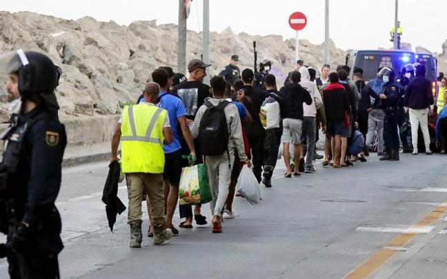 En imágenes: Tensión en el traslado de los inmigrantes de las playas del Trampolín y Benítez al dispositivo del Puerto de Ceuta