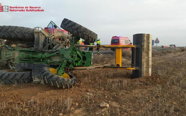 Estado en que qued&oacute; el tractor tras la colisi&oacute;n con un cami&oacute;n