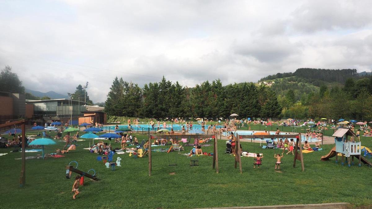 Miles de personas acuden cada año a las piscinas de la zona deportiva de MIntxeta.