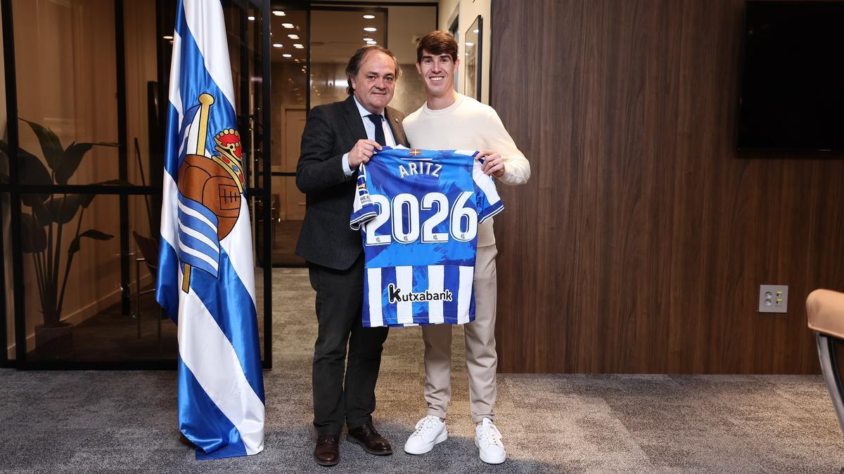 Jokin Aperribay y Aritz Elustondo posan con una camiseta conmemorativa de la renovación.