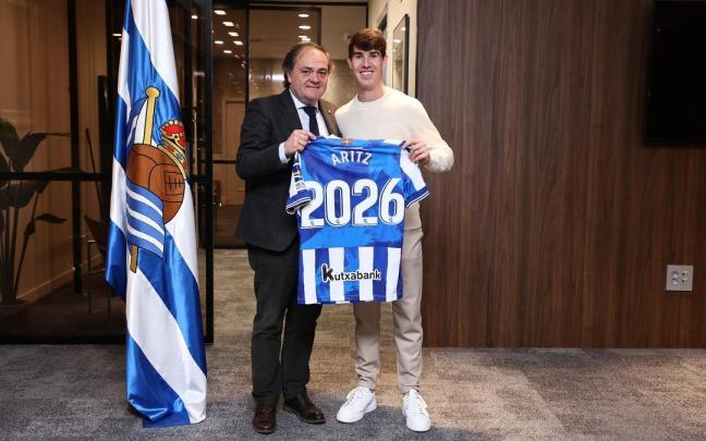 Jokin Aperribay y Aritz Elustondo posan con una camiseta conmemorativa de la renovación.