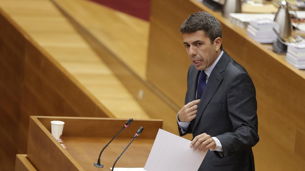 El president de la Generalitat, Carlos Mazón, durante el pleno en les Corts valencianas.