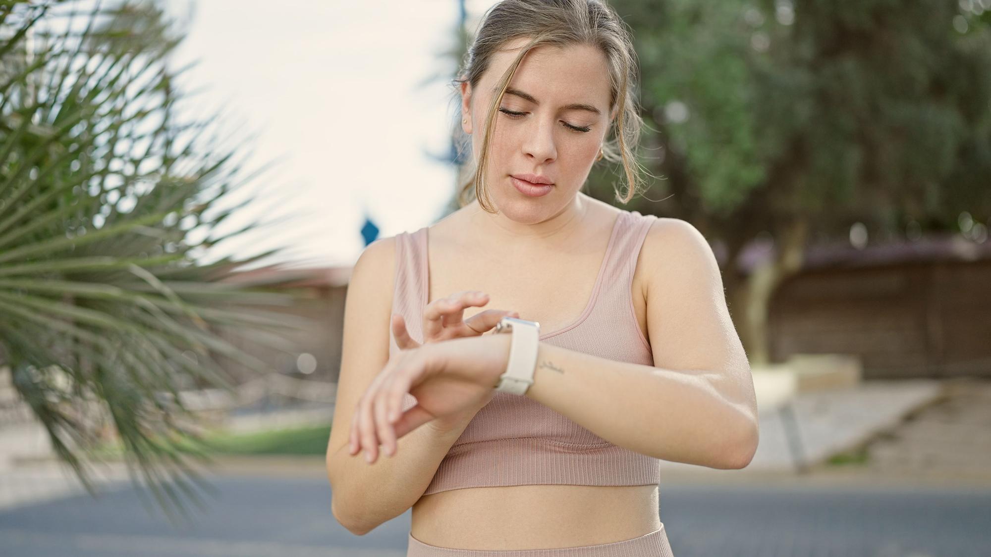 Mujer se mide el pulso