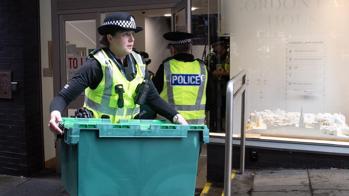 Agentes de la Policía escocesa incautan pruebas en la sede del SNP tras los arrestos por la investigación.