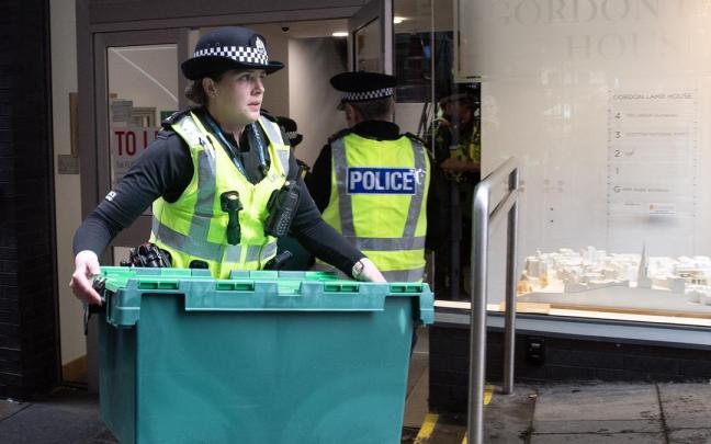 Agentes de la Policía escocesa incautan pruebas en la sede del SNP tras los arrestos por la investigación. Agentes de la Policía escocesa incautan pruebas en la sede del SNP tras los arrestos por la investigación.