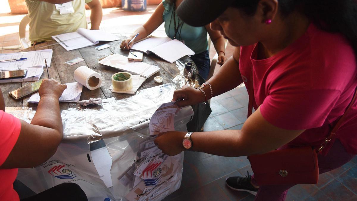 Imagen de una mesa electoral en Paraguay.