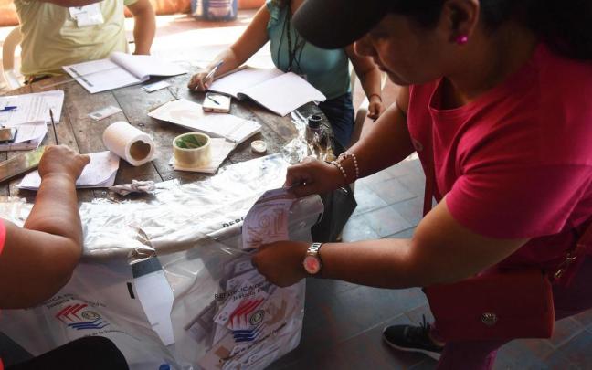 Imagen de una mesa electoral en Paraguay.
