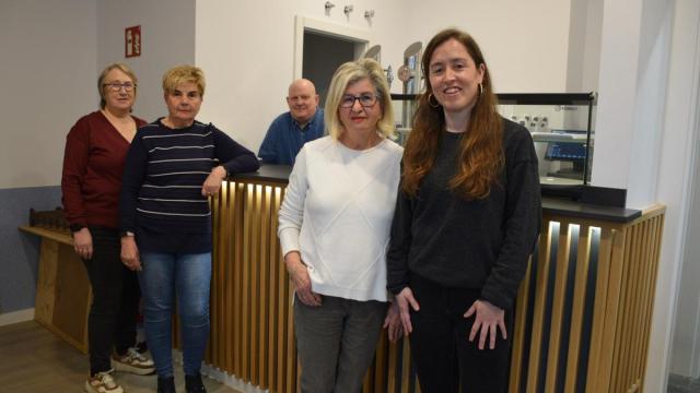 El hostelero junto a las responsables del club y la concejala.