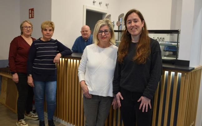 El hostelero junto a las responsables del club y la concejala.