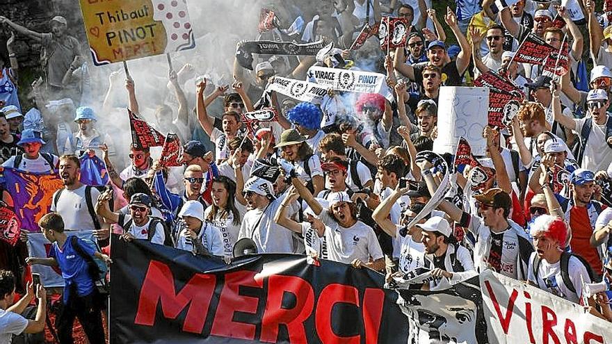 Los seguidores de Thibaut Pinot, durante la clásica. | FOTO: GROUPAMA