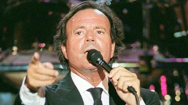 Julio Iglesias durante un actuación.