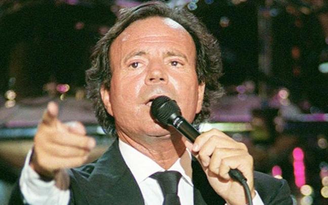 Julio Iglesias durante un actuación. Julio Iglesias durante un actuación.