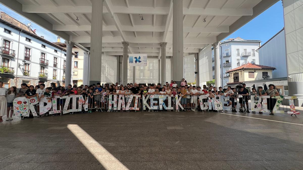 Alumnos de Ordizia, en la plaza, con el collage.