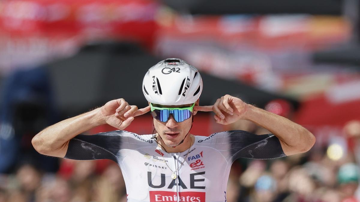 Entrada de Ayuso a meta en Cerler.