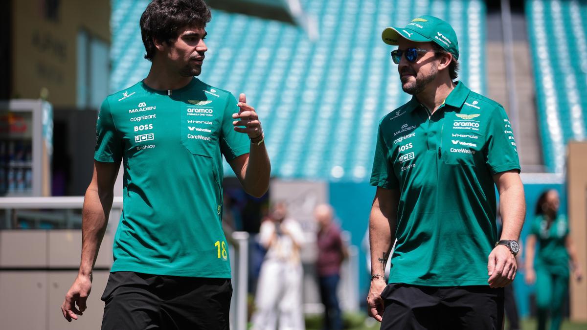 Fernando Alonso charla con Lance Stroll.