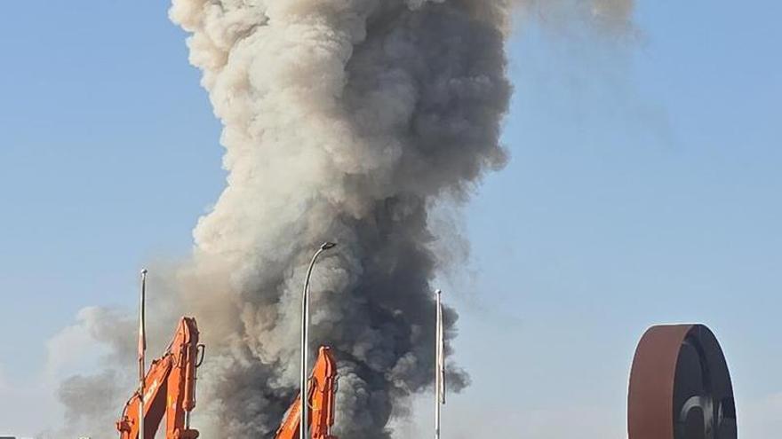 La gran columna e humo generada por el incendio en la fábrica de baterías