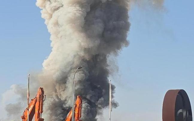 La gran columna e humo generada por el incendio en la fábrica de baterías / X La gran columna e humo generada por el incendio en la fábrica de baterías