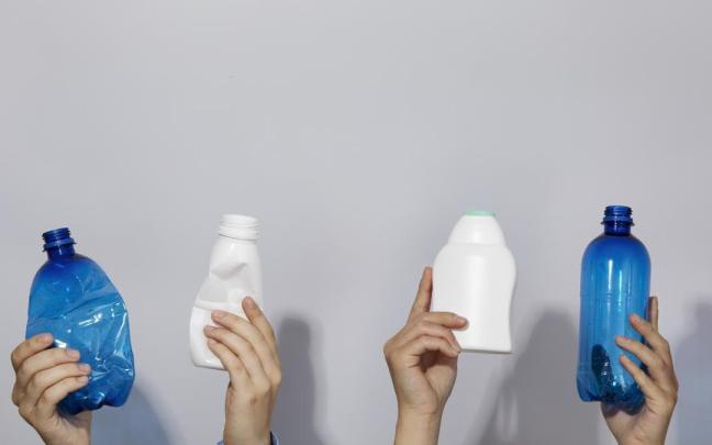 El bisfenol A suele estar presente en latas de conserva o en botellas de plástico reutilizables.