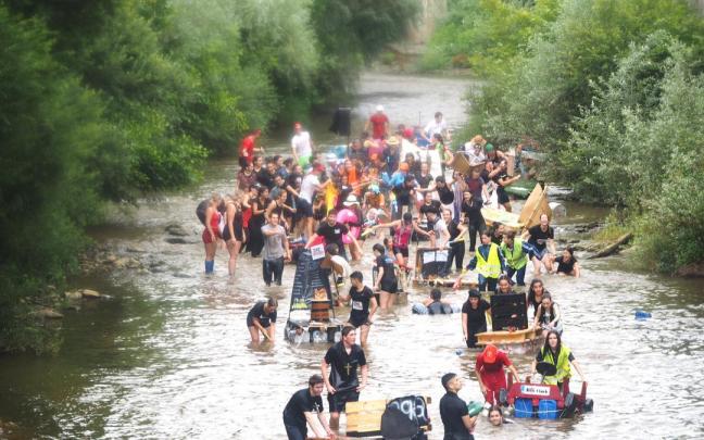 Participantes en el descenso del Urola organizado por el Gaztetxe, transitan por la zona objeto de la actuación que impulsan URA y el Ayuntamiento.