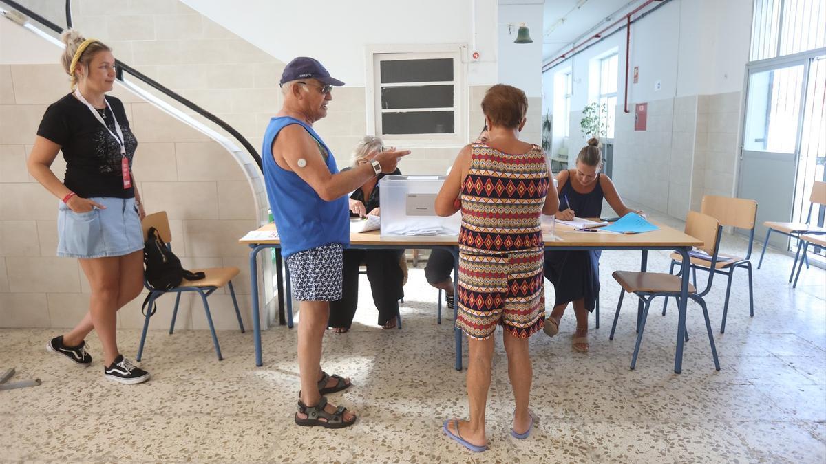 Miembros de una mesa electoral y electores en un colegio de Cádiz.