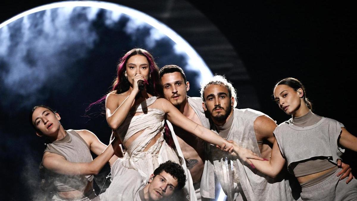 Eden Golan y los bailarines de Israel durante el ensayo en el escenario del Malmö Arena.