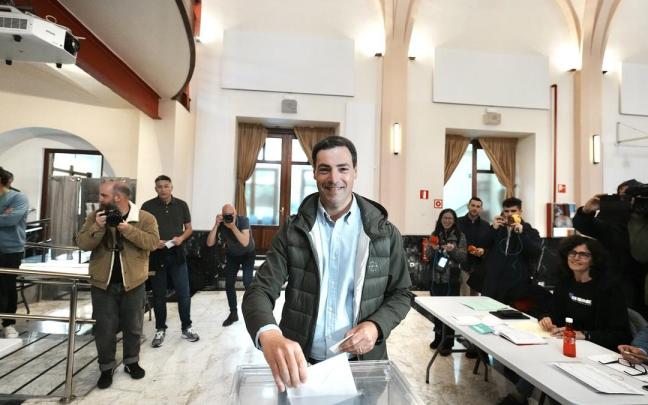 Imanol Pradales, al acudir a votar esta mañana. / EP Imanol Pradales, al acudir a votar esta mañana.
