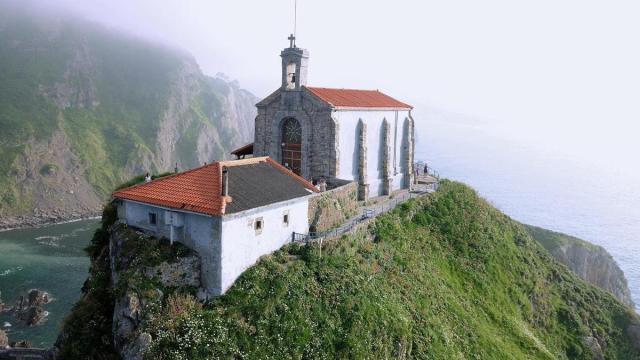 Gaztelugatxe es uno de los enclaves más emblemáticos del litoral vasco.