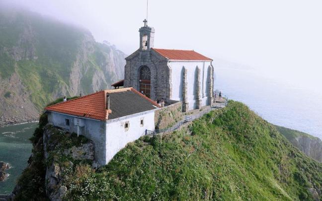 Gaztelugatxe es uno de los enclaves más emblemáticos del litoral vasco.