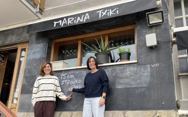 Marta Horrillo e Izaskun Isasti en el exterior del bar Marina Txiki de Zarautz.