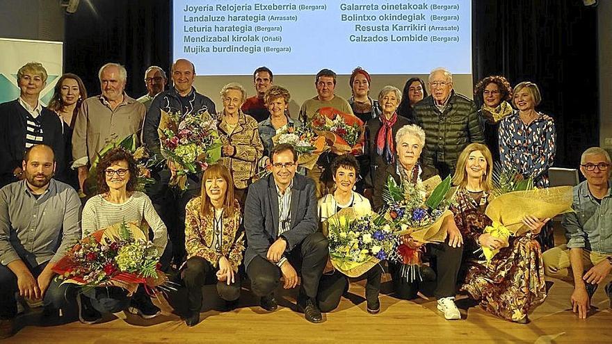 Comercios homenajeados, ayer, en el acto que tuvo lugar en la sala principal de Kulturate, en Arrasate.