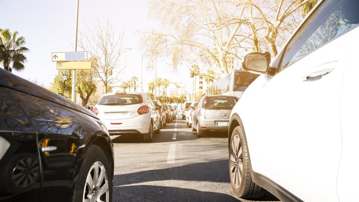 ¿Es legar guardar un sitio de aparcamiento en la calle? La DGT responde a la polémica viral