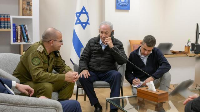Netanyahu, manteniendo una conversación telefónica.
