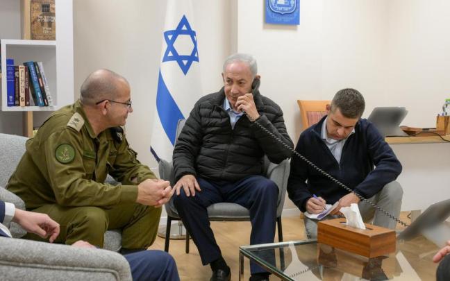Netanyahu, manteniendo una conversación telefónica.