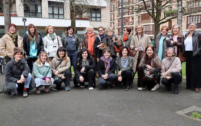 Algunas de las artistas que participarán en la exposición de Bergara, en el encuentro que celebraron el pasado sábado.