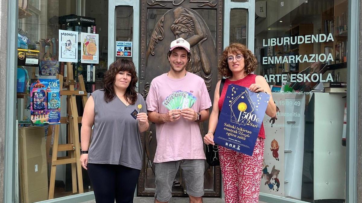 Juanpi Acro posa con el premio de 500 euros en bonos de compra tras encontrar la piruleta dorada.