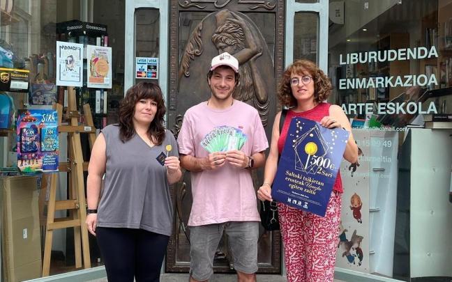 Juanpi Acro posa con el premio de 500 euros en bonos de compra tras encontrar la piruleta dorada.