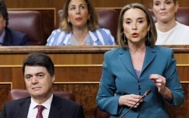 La secretaria general del PP, Cuca Gamarra, interviene durante una sesión plenaria en el Congreso de los Diputados.