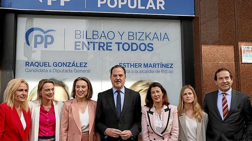Gamarra, Iturgaiz y otros dirigentes del PP, ayer en Bilbao. | FOTO: EFE