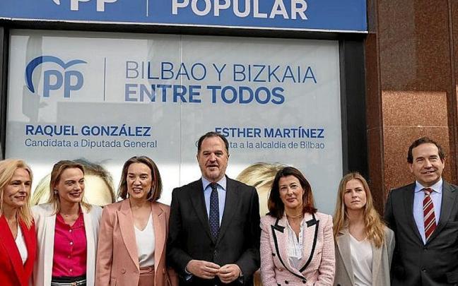 Gamarra, Iturgaiz y otros dirigentes del PP, ayer en Bilbao. | FOTO: EFE