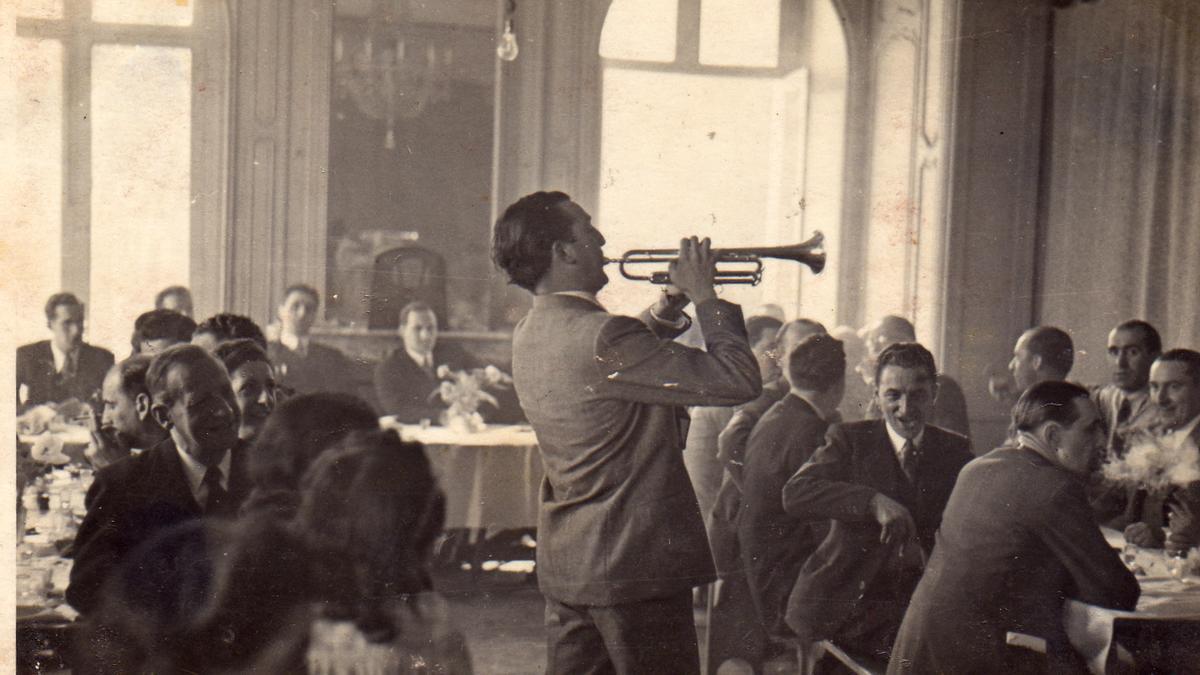 Imagen histórica de Txomin Letamendi tocando la trompeta, con el lehendakari Aguirre y Jesús María Leizaola al fondo.