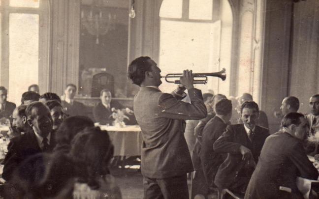 Imagen histórica de Txomin Letamendi tocando la trompeta, con el lehendakari Aguirre y Jesús María Leizaola al fondo.