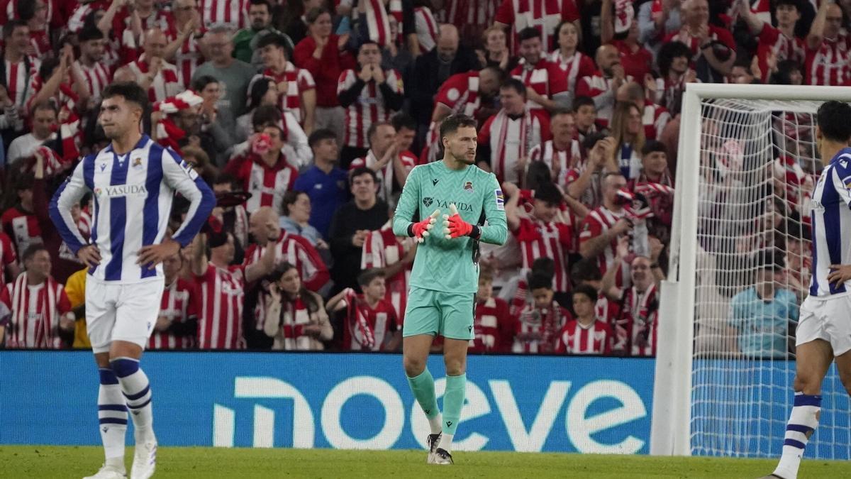 Álex Remiro, tras encajar el gol de Sancet. / RUBEN PLAZA