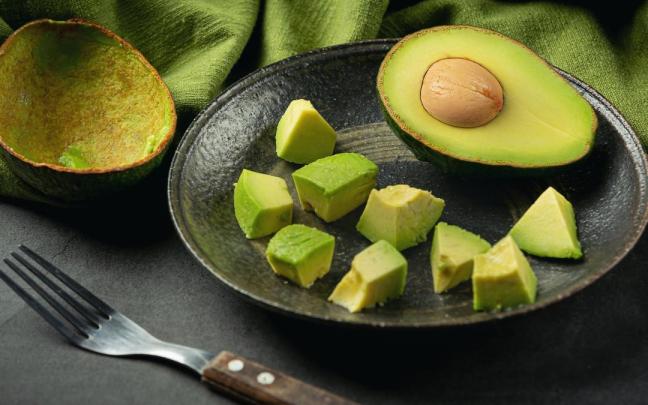 Un aguacate listo para sacar a la mesa.