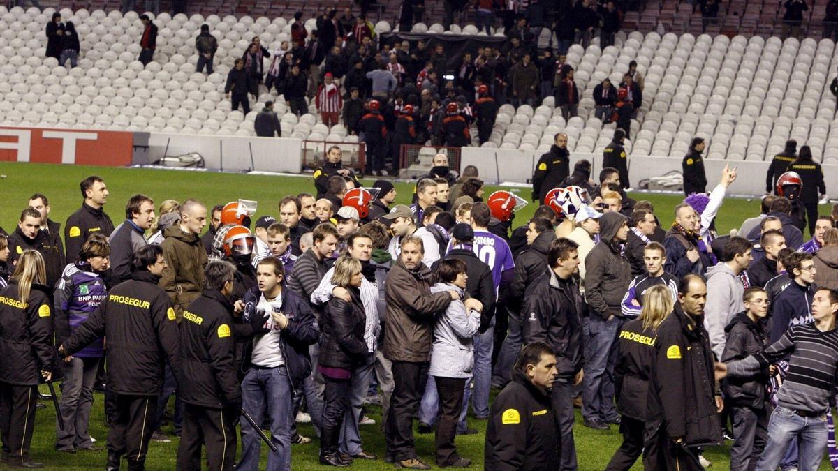 Los ultras del Anderlecht saltaron al campo del viejo San Mamés para enfrentarse a la afición del Athletic en 2010. / EFE